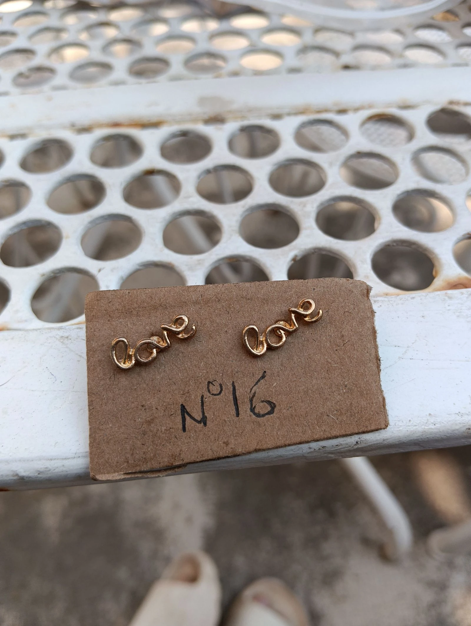 Paire de boucles d' oreilles love dorée neuve